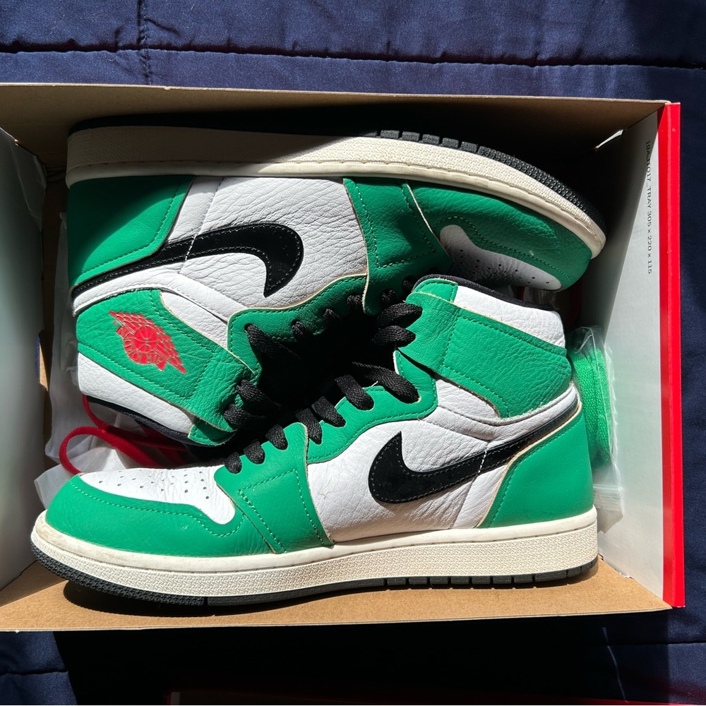 Amazing condition women’s air Jordan’s 1 high OG 9.5 LIGHT wear